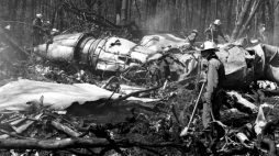 Szczątki samolotu po katastrofie w warszawskim Lesie Kabackim, 9 maja1987. PAP/J. Mazur  