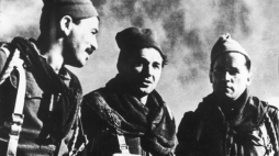 Żołnierze 1 Samodzielnej Kompanii Commando we Włoszech: stoją od lewej plut. Henryk Jedwab, sierż. W Szablowski, ppor. E Zalewski. 1944 r. Fot. NAC