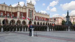 Premier Donald Tusk (C) podczas uroczystych obchodów 80. rocznicy bitwy o Monte Cassino na Rynku Głównym w Krakowie. Fot. PAP/Art Service