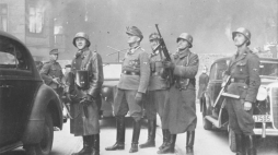 Gen. Jurgen Stropp, dowódca SS, w otoczeniu oficerów na terenie walczącego getta warszawskiego. 1943 r. Fot. PAP/CAF 