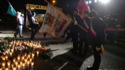 Obchody 51. rocznicy Grudnia '70: ceremonia złożenia wieńców na placu Solidarności przed Pomnikiem Poległych Stoczniowców. Fot. PAP/A. Warżawa