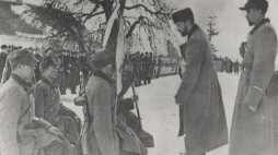 Partyzancka przysięga żołnierzy 27 Wołyńskiej DP AK, zima 1944. Źródło: pl.wikipedia.org