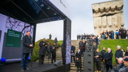 Ambasador Izraela w Polsce Yacov Livne (L) oraz prezydent Krakowa Jacek Majchrowski (2P-dół) podczas otwarcia wystawy plenerowej Muzeum KL Plaszow "KL Plaszow. Miejsce po, miejsce bez". Fot. PAP/Art Service