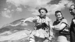 Korespondent wojenny 2 Korpusu Polskiego Melchior Wańkowicz (L) w towarzystwie nierozpoznanych osób ogląda pole bitwy o Monte Cassino. 1944 r. Fot. NAC
