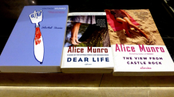 Książki Alice Munro w księgarni w Tajpej w 2013 r. Fot. PAP/EPA/D. Chang