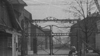 Teren b. niemieckiego nazistowskiego obozu Auschwitz-Birkenau. 1947 r. Fot. PAP/CAF/S. Dąbrowiecki