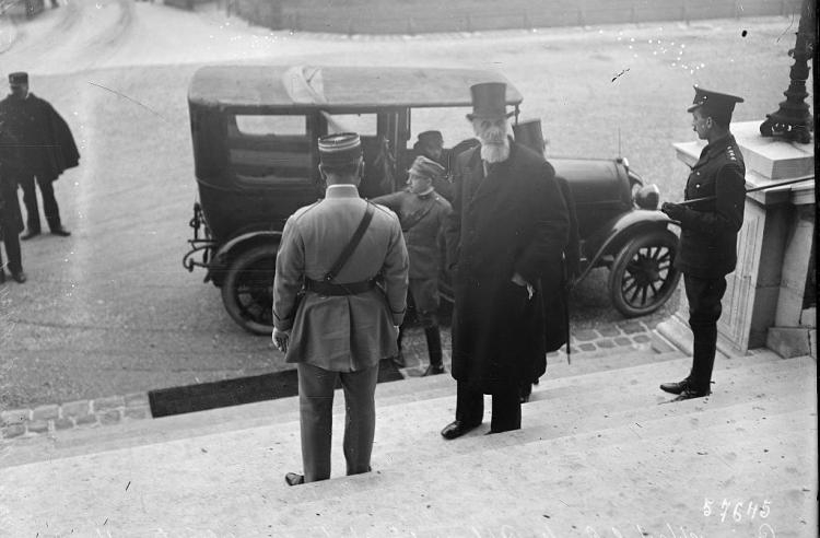 Szef węgierskiej delegacji hrabia Albert Apponyi przed siedzibą francuskiego MSZ. 04.06.1920. Źródło: Wikimedia Commons