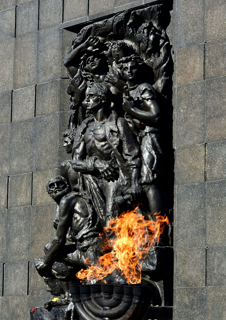 Żydowscy powstańcy, detal pomnika Bohaterów Getta. Źródło: Wikimedia Commons