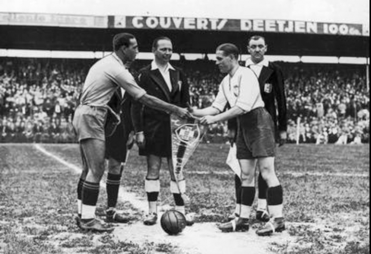 Kapitan reprezentacji Polski Władysław Szczepaniak (z prawej) wita się z kapitanem reprezentacji Brazylii przed meczem na MŚ w 1938 r. Fot. Narodowe Archiwum Cyfrowe.