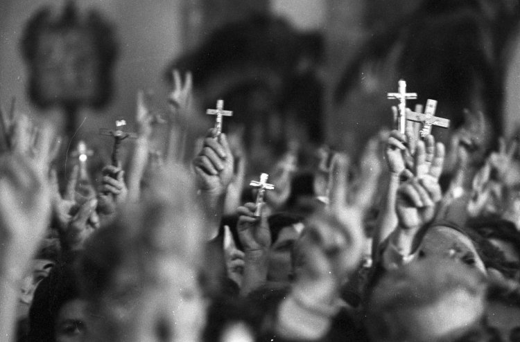 Msza święta za Ojczyznę w kościele pw. św. Stanisława Kostki 29 maja 1983 r. Fot PAP/G. Rogiński