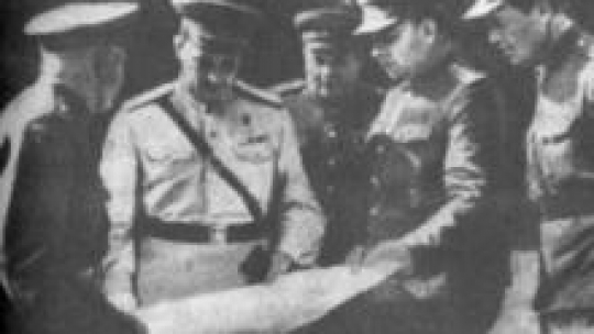 Gen. Iwan Czerniachowski (drugi z lewej) i gen. N. Kryłow (czwarty z lewej). Źródło: IPN 