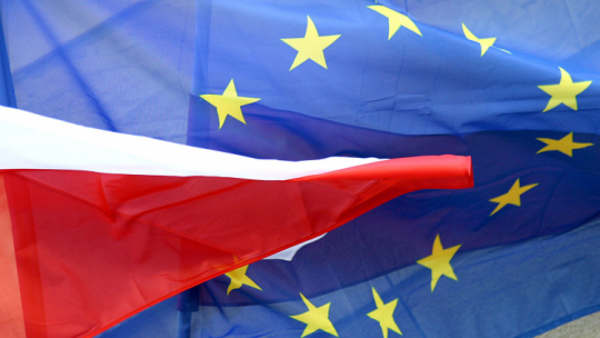 Flagi Polski i Unii Europejskiej. PAP/P. Polak 