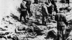 Odkopywanie zwłok ofiar zbrodni katyńskiej (1943). Fot. NAC