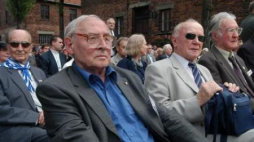 Jerzy Bielecki (pierwszy z prawej) w towarzystwie innych byłych więźniów KL Auschwitz (2005). Fot. PAP/J. Bednarczyk