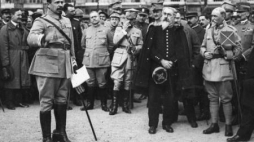 Gen. Józef Haller wśród oficerów i żołnierzy Armii Polskiej we Francji – Nancy, październik 1918 r. Fot. CAW