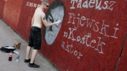 Streetartowcy malują graffiti przedstawiające 63 artystów biorących udział w Powstaniu Warszawskim. Fot. PAP/P. Supernak