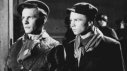 Kadr z filmu "Pokolenie" Andrzeja Wajdy, w którym główną rolę Stacha grał Tadeusz Łomnicki (po lewej). Fot. PAP/CAF 