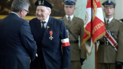 Jerzy Łastowski (P) został odznaczony Krzyżem Oficerskim OOP. Fot. PAP/J. Turczyk 