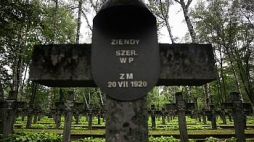 Cmentarz Wojskowy na Powązkach w Warszawie. Fot. PAP/P. Supernak