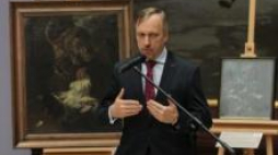 Minister kultury Bogdan Zdrojewski w Galerii Sztuki Polskiej XIX Wieku w Sukiennicach. Fot. PAP/J. Bednarczyk