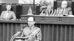 W Sejmie przemawia przewodniczący Rady Państwa PRL Wojciech Jaruzelski. 1982.10.09. Fot. PAP/CAF/Z. Matuszewski