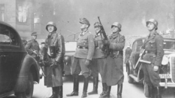  Gen. Jurgen Stropp, dowódca SS w otoczeniu oficerów na terenie walczącego getta warszawskiego. Fot. PAP/CAF/ Archiwum 