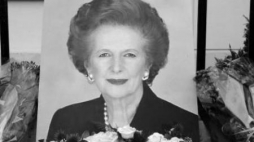 Kwiaty i fotografia Margaret Thatcher przed jej domem w Londynie. Fot. PAP/EPA