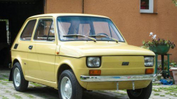 Oryginalny, niemal prosto z fabryki, Fiat 126p z 1979 r. Fot. PAP/G. Michałowski