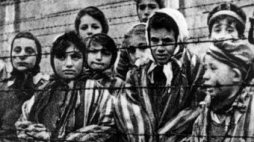 Grupa dzieci-więźniów KL Auschwitz. Fot. PAP/CAF/Reprodukcja