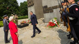 Prezydent Bronisław Komorowski pod pomnikiem Poległych w Powstaniu Poznańskim. Fot. PAP/M.Zakrzewski