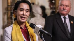 Laureatka pokojowej Nagrody Nobla Aung San Suu Kyi i były prezydent Lech Wałęsa. Fot. PAP/J. Kamiński