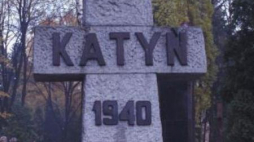 Krzyż Katyński na Cmentarzu Wojskowym na Powązkach. Fot. PAP/J. Mazur