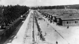 KL Dachau – widok ogólny na baraki, w których mieszkali więźniowie (1945). Fot. IPN/Truth About Camps 
