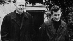 Biskup Karol Wojtyła z jednym z najbliższych swoich przyjaciół ks. prof. Tadeuszem Styczniem. Fot. PAP/Reprodukacja