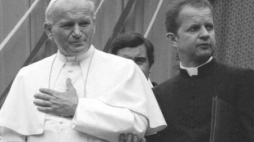 Papież Jan Paweł II na spotkaniu z wiernymi w Wadowicach, z prawej ks. Stanisław Dziwisz. 04.1979. Fot. PAP/T. Walczak