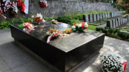 Grób matki Piłsudskiego i jego serca na cmentarzu na Rossie w Wilnie. Fot. PAP/J.Unrdo