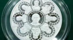 Rewers największej na świecie monety z wizerunkiem Jana Pawła II. Fot. PAP/P. Supernak