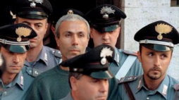 Ali Agca, eskortowany przez policję, przed sąd w Rzymie, do którego zwrócił się o ułaskawienie. 08.01.06. Fot. PAP/EPA