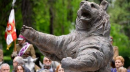 W krakowskim parku Henryka Jordana odsłonięto pomnik niedźwiedzia Wojtka z 2 Korpusu Polskiego. Fot. PAP/J. Bednarczyk
