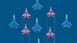 Ćwiczenia rosyjskich samolotów przed uroczystościami Dnia Zwycięstwa w Sewastopolu. Fot. PAP/EPA