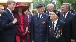 Holenderska para królewska i oraz prezydent Bronisław Komorowski przed pomnikiem 1 Dywizji Pancernej. Fot. PAP/R. Guz 