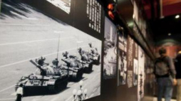 Słynne zdjęcie z placu Tiananmen na wystawie w muzeum 4 czerwca w Hongkongu. Fot. PAP/EPA