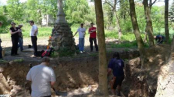Podczas prac archeologicznych w d. kościele św. Jakuba w Płocku odkryto szczątki gen. Bontempsa. Fot. PAP/M. Bednarski