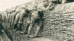 Legioniści stoją na stanowiskach w okopie pod Rarańczą. Lato 1915 r. Źródło: CAW