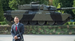 Minister Radosław Sikorski podczas uroczystości przekazania historycznego sprzętu wojskowego. Fot. PAP/T. Żmijewski