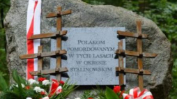 Uroczyste odsłonięcie pomnika upamiętniającego ofiary stalinizmu. Nadleśn. Babki pod Poznaniem. Fot. PAP/J. Kaczmarczyk