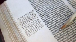 Notatki Mikołaja Kopernika w jednej z ksiąg, zaprezentowane na wystawie „Co napisał Kopernik?”. Fot. PAP/T. Waszczuk