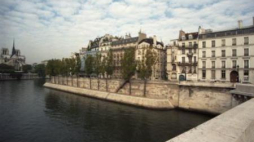 Wyspa Świętego Ludwika na Sekwanie w centrum Paryża – po prawej siedziba Biblioteki Polskiej. Fot. PAP/J. Ruciński