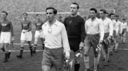 Kapitan reprezentacji Polski Gerard Cieślik przed wygranym 2:1 meczem z ZSRS. Chorzów, 20 X 1957 r.  Fot. PAP/CAF