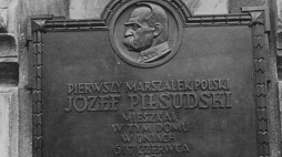 Tablica pamiątkowa ku czci Józefa Piłsudskiego przy ul. Gdańskiej 92 w Bydgoszczy. Lata 30. XX w. Fot. NAC